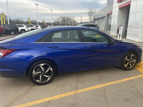 Used 2023 Hyundai Elantra Limited image 19