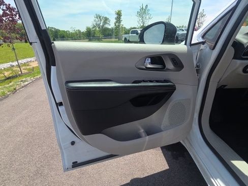 Used 2023 Chrysler Pacifica Touring-L FWD image 27
