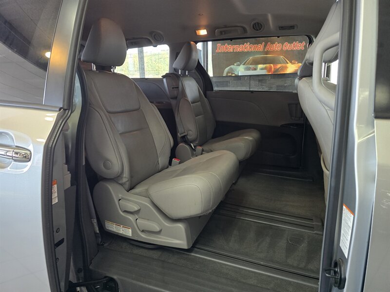 Used 2019 Toyota Sienna XLE w/ XLE Navigation Package FWD image 15