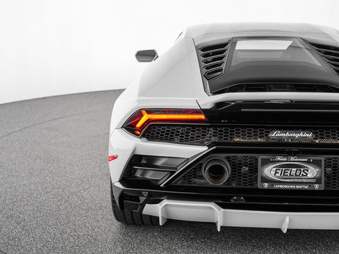 Used 2021 Lamborghini Huracan EVO RWD image 40