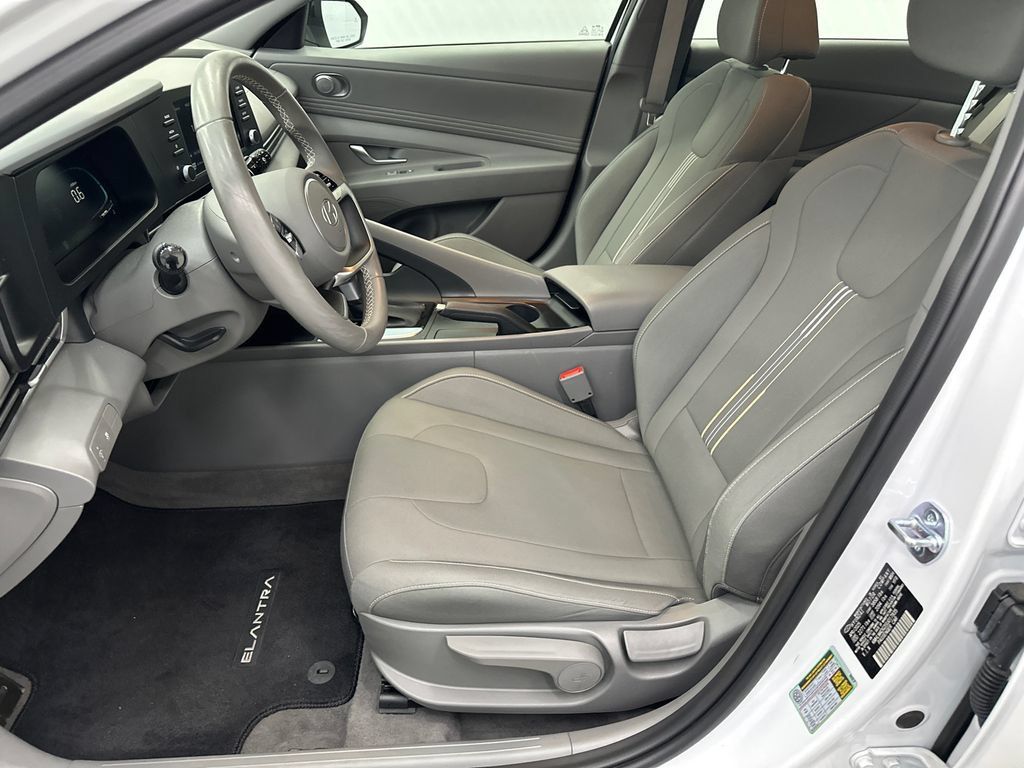Certified 2025 Hyundai Elantra Sport FWD image 9
