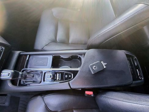 Used 2016 Volvo XC90 T6 Momentum w/ Momentum Plus Package AWD/4WD image 8