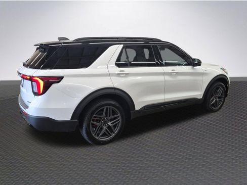 Used 2025 Ford Explorer ST-Line w/ Premium Package AWD/4WD image 4