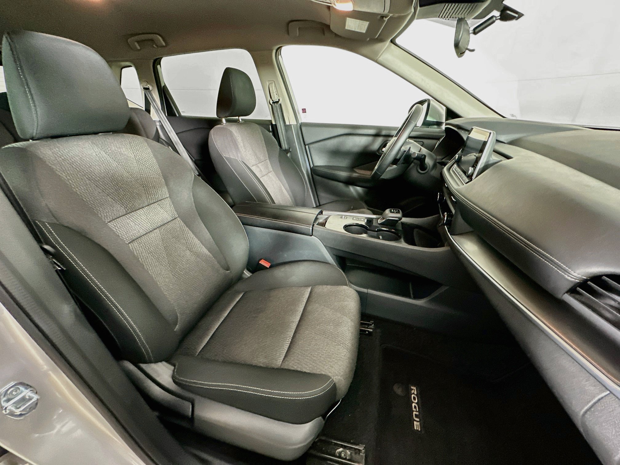 Used 2025 Nissan Rogue SV FWD image 30