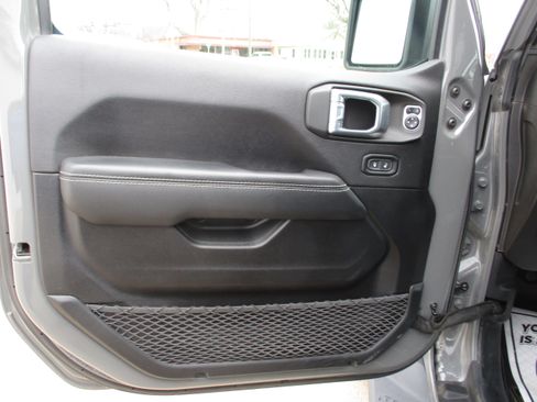 Used 2021 Jeep Gladiator Overland w/ Popular Equipment Package image 11