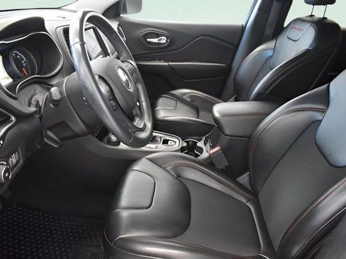 Used 2019 Jeep Cherokee Trailhawk AWD/4WD image 22