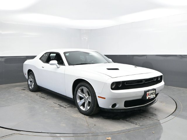 Used 2015 Dodge Challenger SXT RWD image 1
