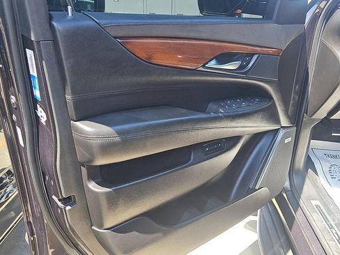 Used 2016 Cadillac Escalade Luxury RWD image 9