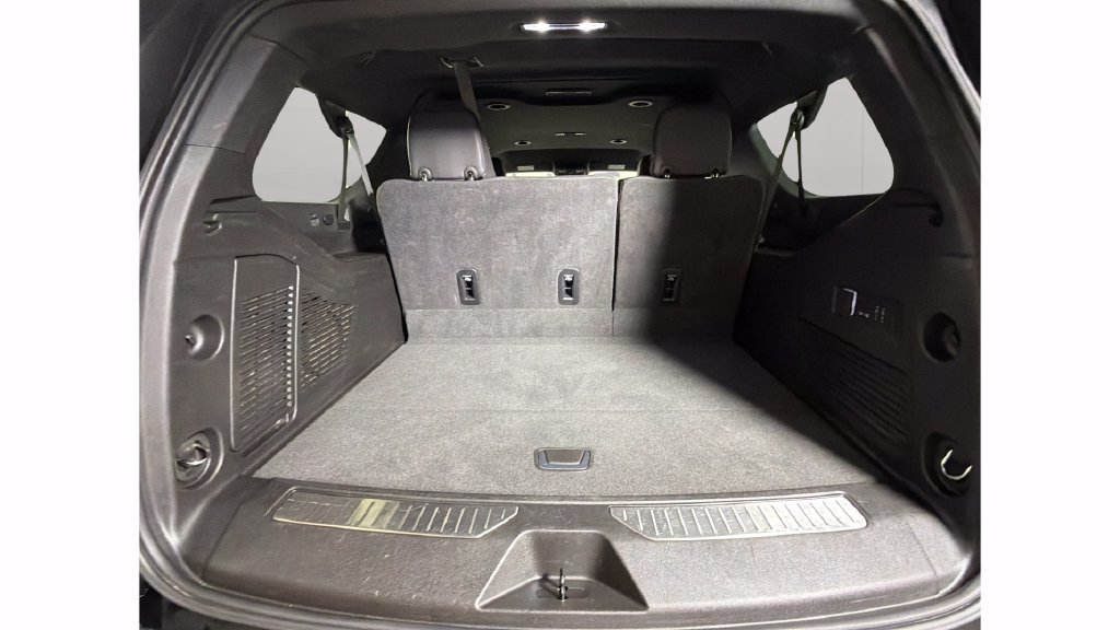 Used 2025 Chevrolet Suburban Premier RWD image 29