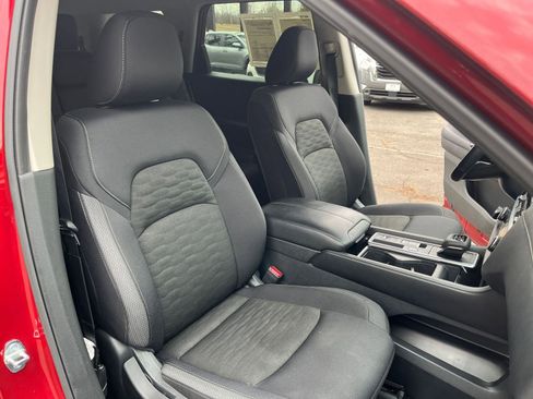 Used 2025 Nissan Pathfinder SV image 38