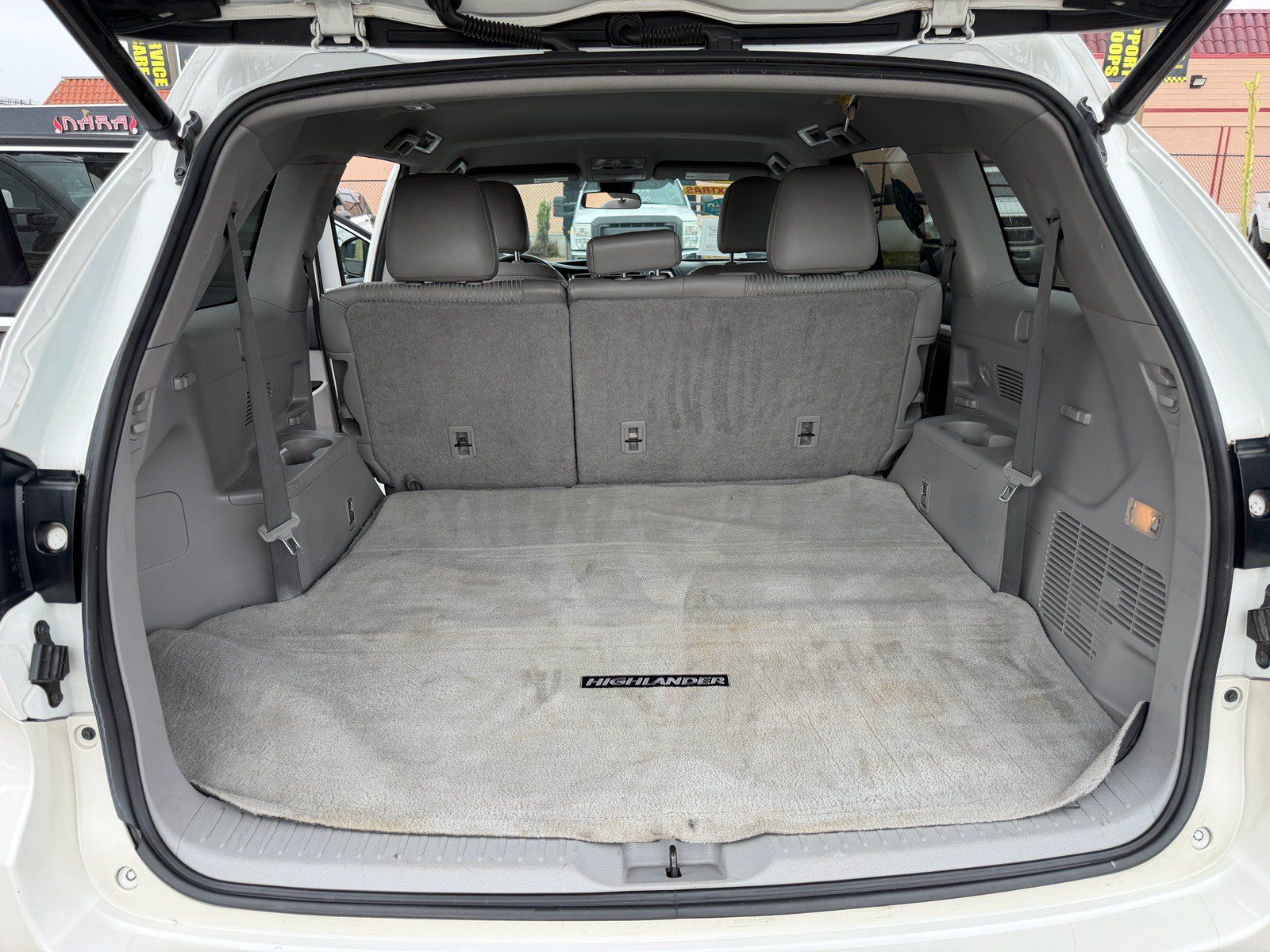 Used 2017 Toyota Highlander Plus w/ Carpet Mat Package FWD image 11