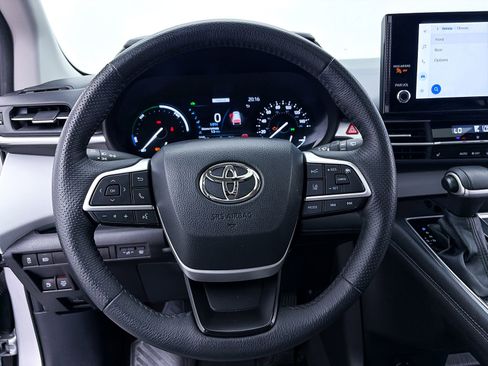 Used 2025 Toyota Sienna XLE FWD image 33