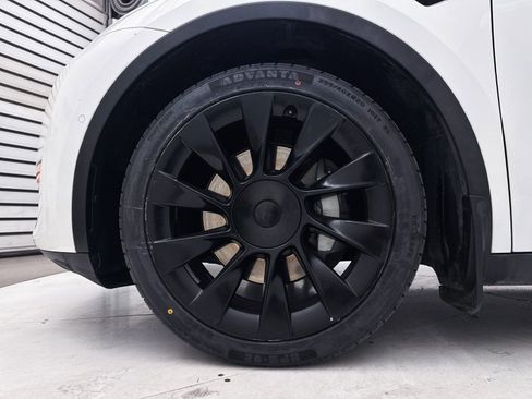 Used 2020 Tesla Model Y Long Range image 13