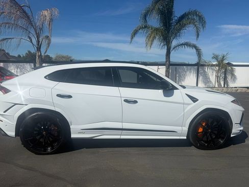 Used 2023 Lamborghini Urus S image 11