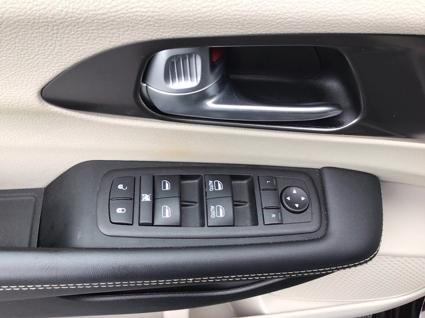 Certified 2024 Chrysler Pacifica Touring-L FWD image 9