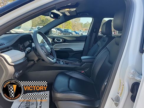 Certified 2025 Jeep Compass Limited image 19