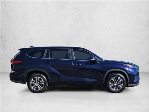 Used 2023 Toyota Highlander XLE FWD image 9