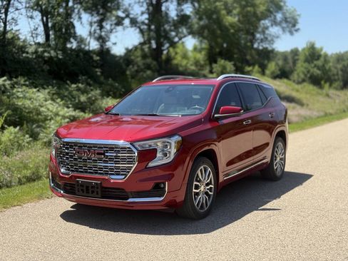Used 2023 GMC Terrain Denali w/ Denali Premium Package AWD/4WD image 3