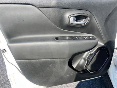 Used 2020 Jeep Renegade Altitude FWD image 13