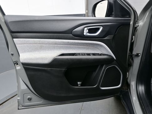 Used 2023 Jeep Compass Latitude image 9