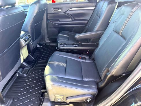 Used 2017 Toyota Highlander SE image 18