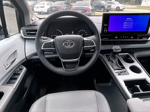 Used 2025 Toyota Sienna XLE image 8