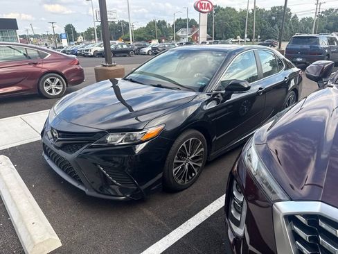 Used 2020 Toyota Camry SE w/ Moonroof Package AWD/4WD image 2
