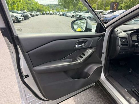 Used 2025 Nissan Rogue SV AWD/4WD image 13