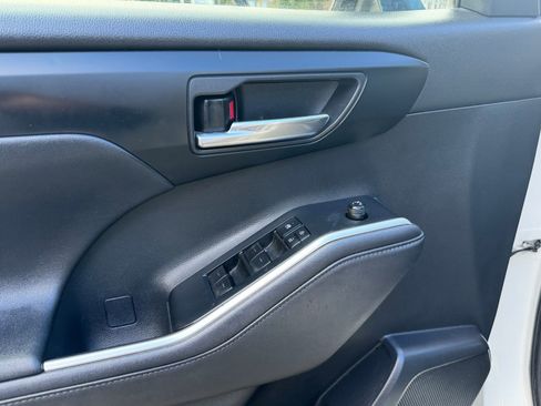 Used 2020 Toyota Highlander XLE image 25