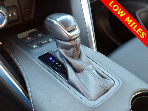 Used 2021 Toyota Venza LE w/ Carpet Mat Package (TMS) image 19