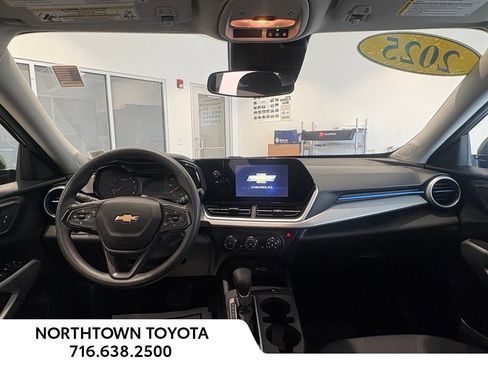 Used 2025 Chevrolet Trax LS w/ LS Convenience Package FWD image 18
