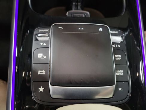 Used 2022 Mercedes-Benz GLB 250 4MATIC w/ Premium Package Lite image 18