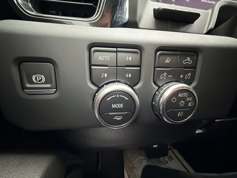 Used 2024 GMC Sierra 2500 AT4 w/ Technology Package AWD/4WD image 18