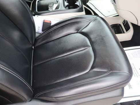 Used 2023 Chrysler Pacifica Touring-L FWD image 13
