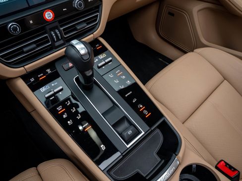 Certified 2025 Porsche Macan image 25