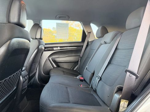 Used 2015 Kia Sorento LX image 11