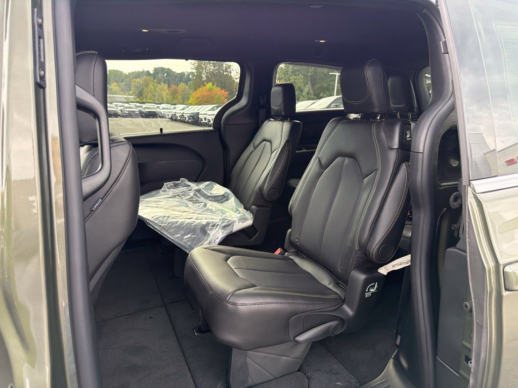New 2027 Chrysler Pacifica Select AWD/4WD image 17