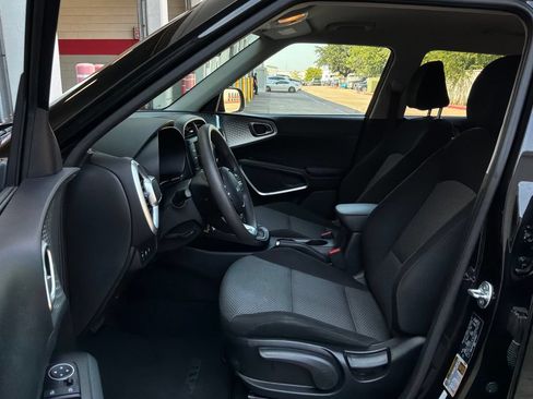 Used 2025 Kia Soul LX w/ LX Technology Package FWD image 10