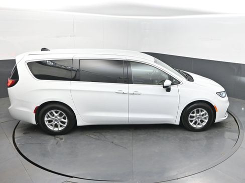 Used 2023 Chrysler Pacifica Touring-L FWD image 34
