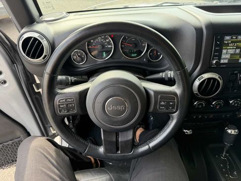 Used 2016 Jeep Wrangler Unlimited Sahara w/ Connectivity Group AWD/4WD image 8