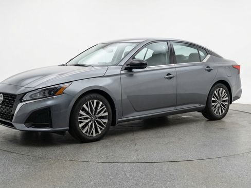 Used 2025 Nissan Altima 2.5 SV image 3