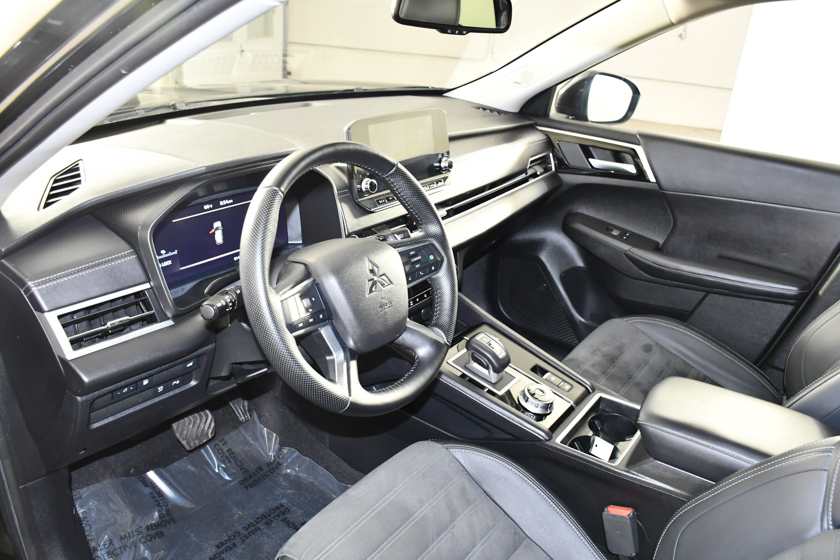 Used 2025 Mitsubishi Outlander SE AWD/4WD image 2