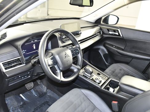 Used 2025 Mitsubishi Outlander SE AWD/4WD image 2