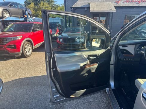Used 2017 Toyota Sienna Limited Premium AWD/4WD image 44