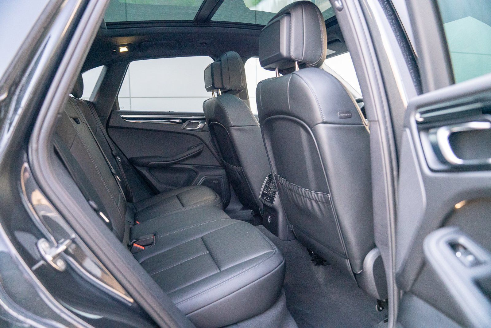 Certified 2026 Porsche Macan AWD/4WD image 25