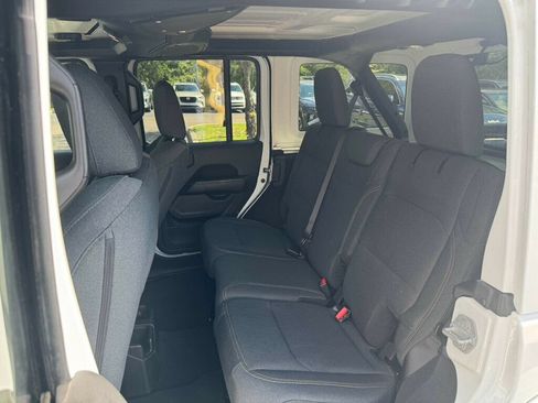 Used 2025 Jeep Wrangler Unlimited Sahara AWD/4WD image 7