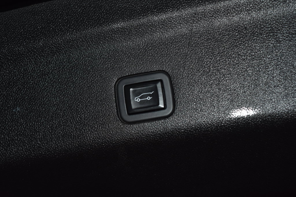 Used 2023 Chevrolet Tahoe Premier AWD/4WD image 32