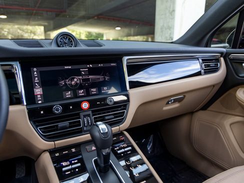 Certified 2025 Porsche Macan image 35