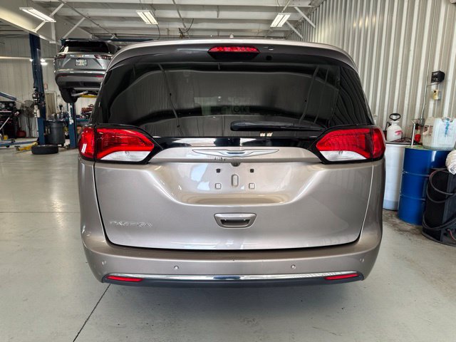 Used 2017 Chrysler Pacifica Touring-L FWD image 11