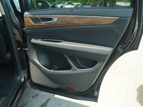 Used 2025 Volkswagen Atlas SE FWD image 23